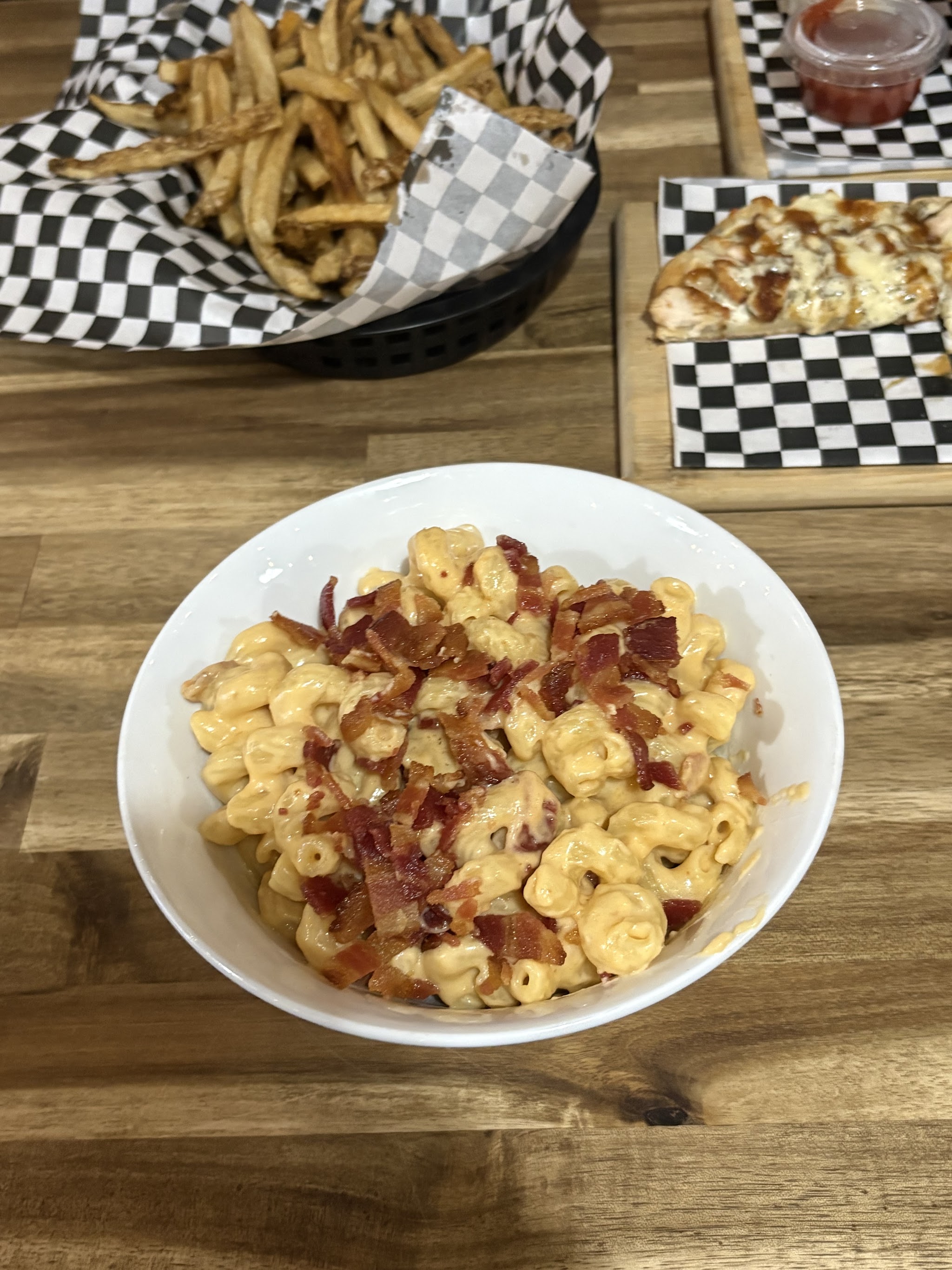 Bacon mac and cheese bowl with fries and flatbread
